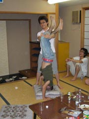 宿で逆立ち